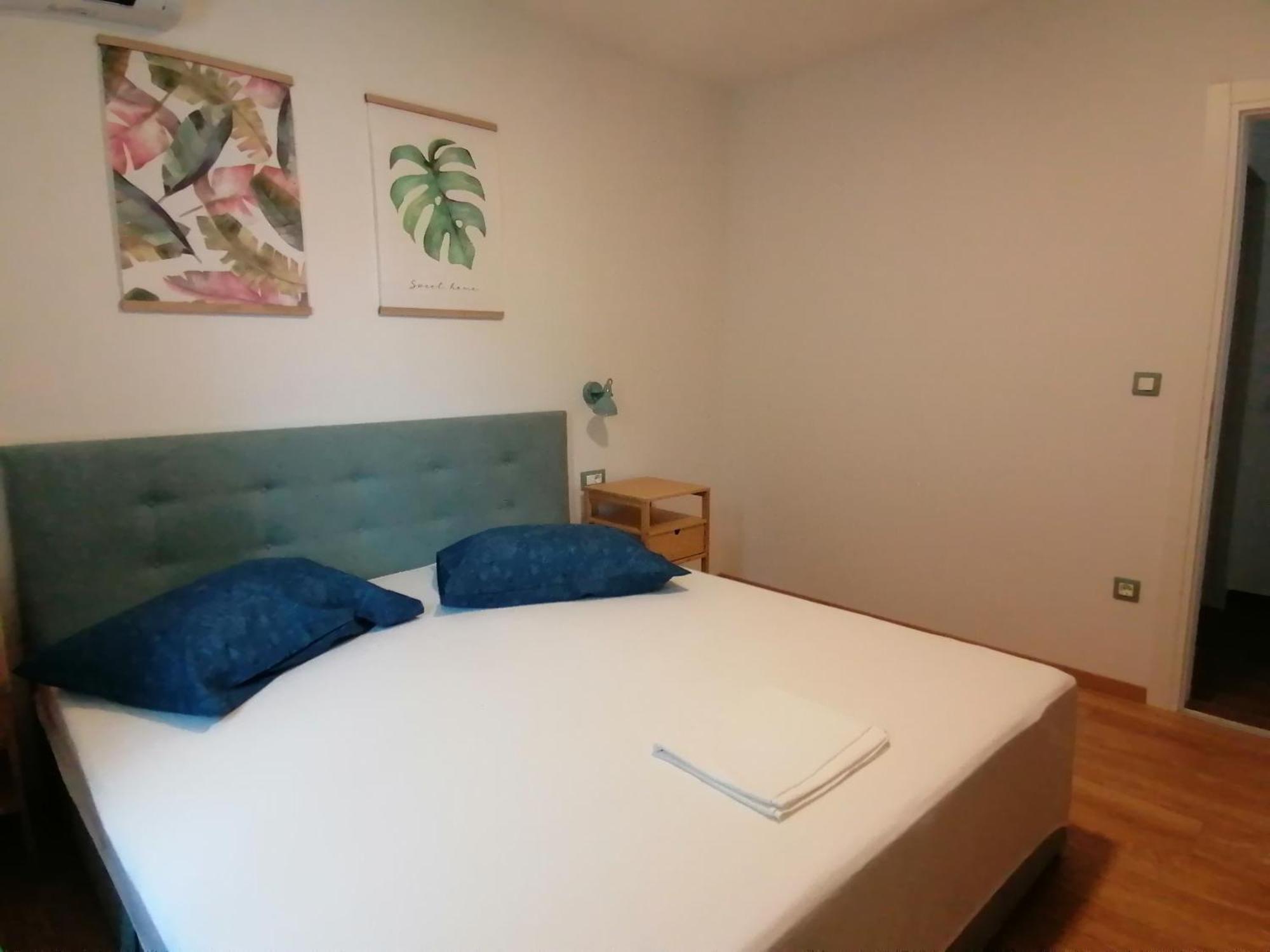 Apartmani Mares - 20 M From The Beach Brela Buitenkant foto