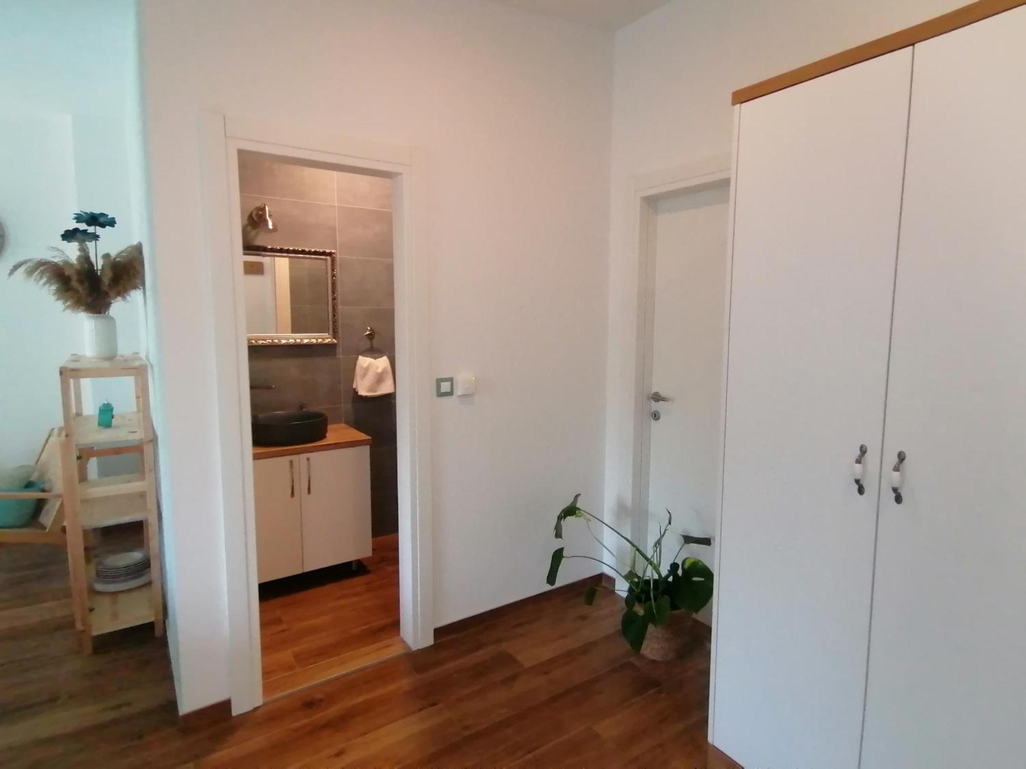 Apartmani Mares - 20 M From The Beach Brela Buitenkant foto